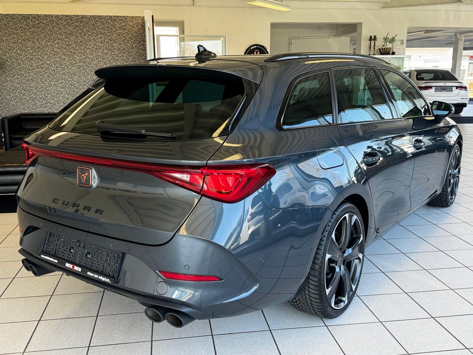 Fahrzeugabbildung CUPRA Leon 2.0 TSI VZ 4Drive Vision+ Matrix Pano ACC
