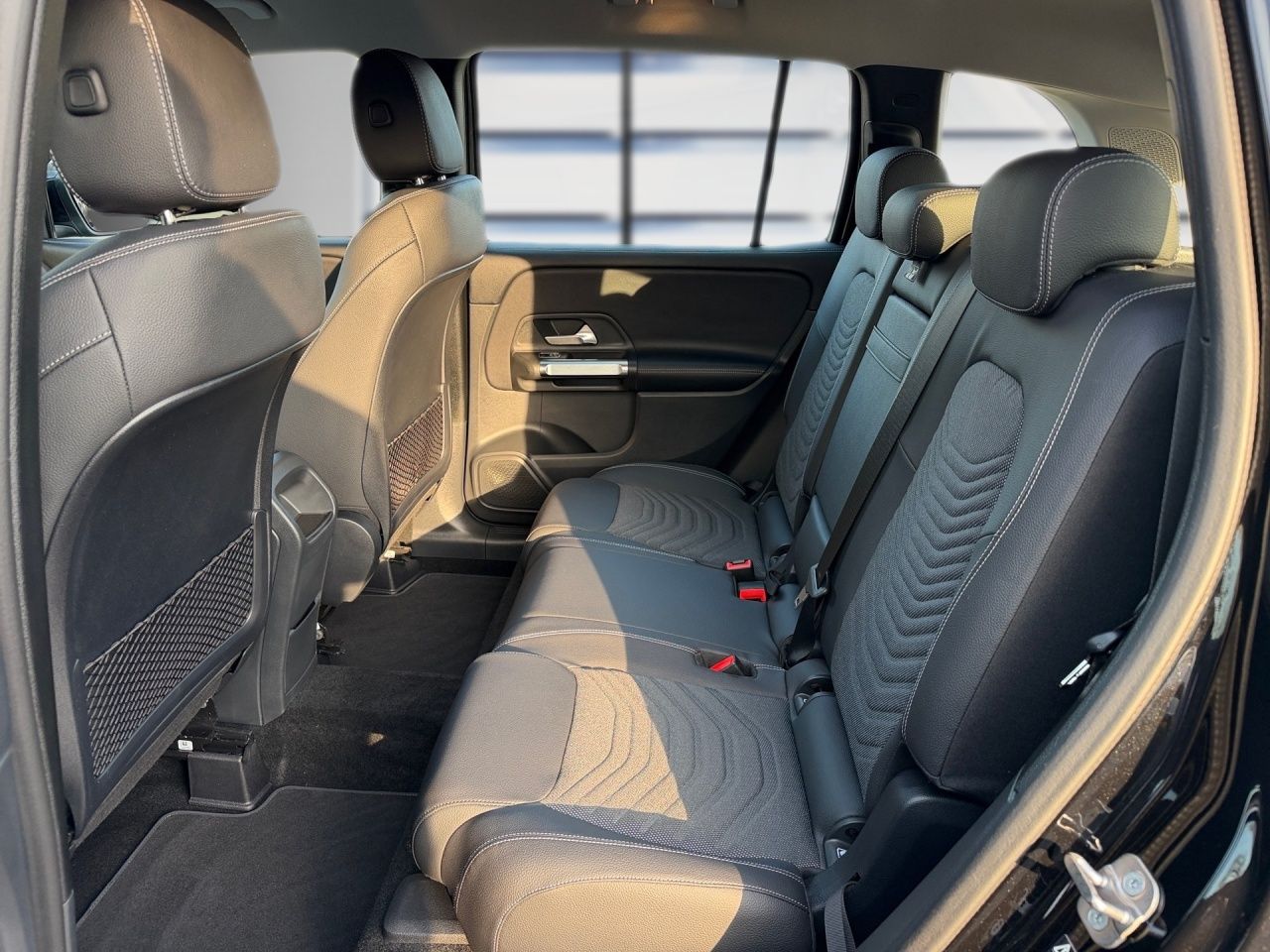 Fahrzeugabbildung Mercedes-Benz GLB 220 4M OFFROAD+AHK+KAMERA+EASYP+LENKRADHEIZ