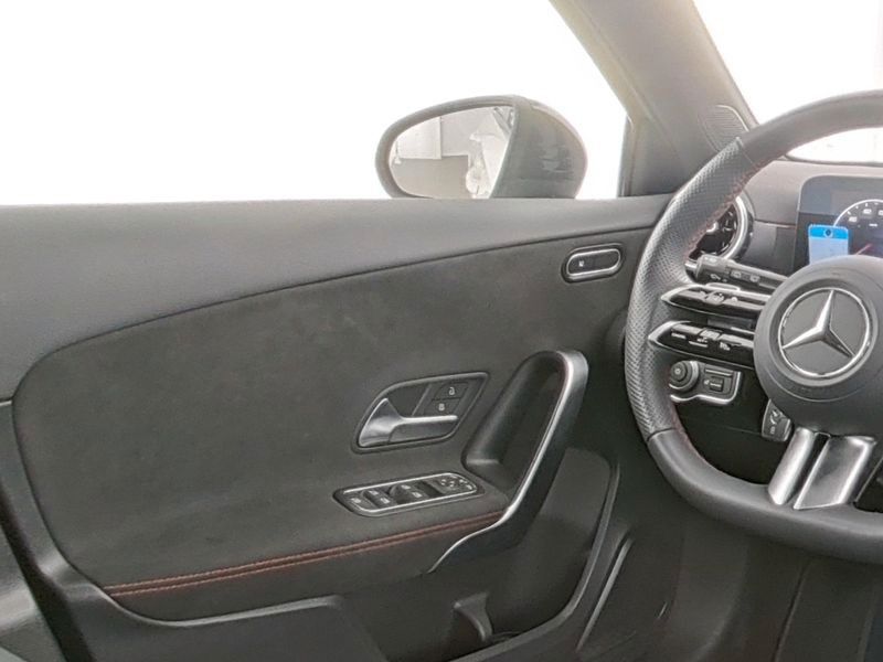 Fahrzeugabbildung Mercedes-Benz A 200 AMG+19"+NIGHT+SPIEGEL+DIGITAL+LED+SHZ+SPUR
