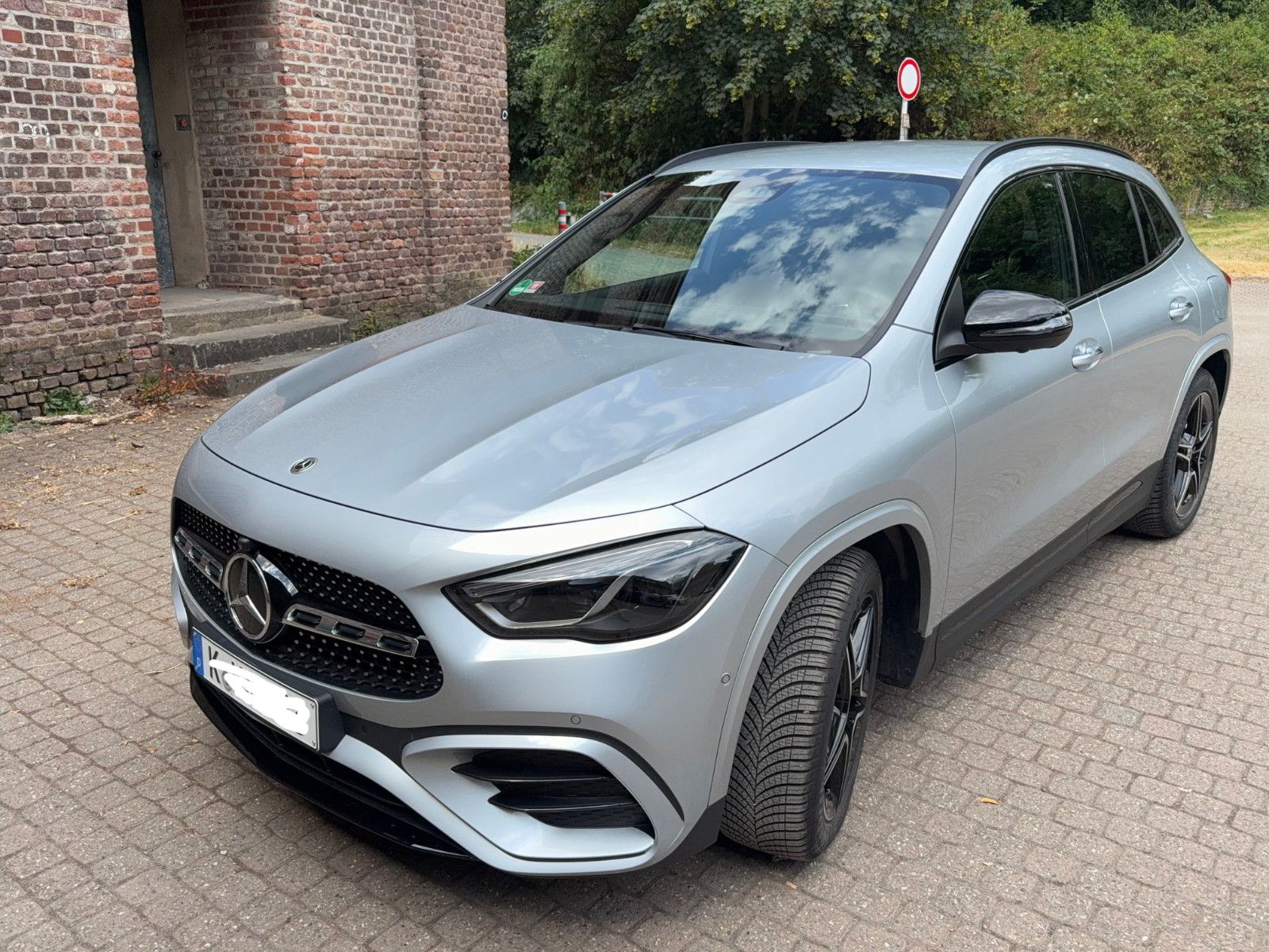 MERCEDES-BENZ GLA 200 DCT -AMGLine/360/Keyless/Memory