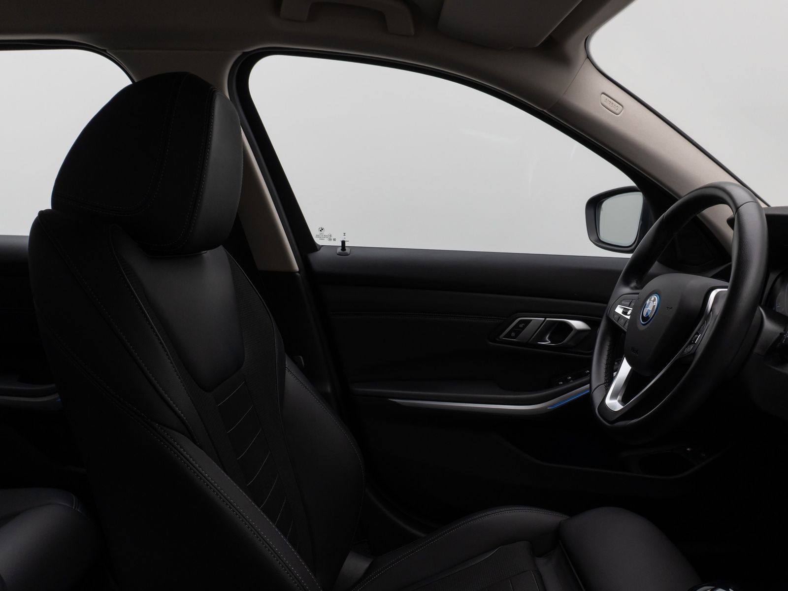 Fahrzeugabbildung BMW 330e Kamera DAB HiFi DrivingAssist Alarm Sport