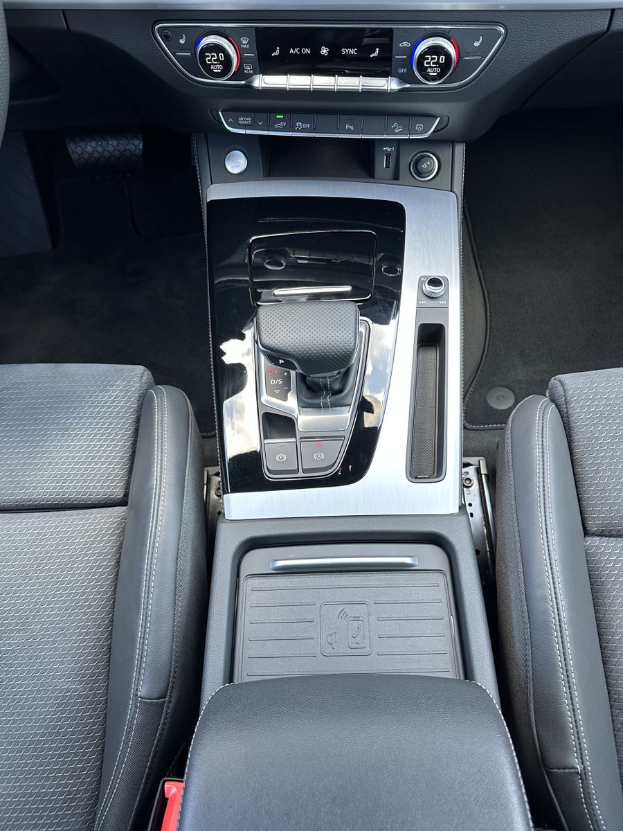 Fahrzeugabbildung Audi Q5 50 TFSIe Qu S-Line Black NAV+MATRIX+AHK+VCOCK