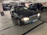 Mercedes-Benz Mercedes c220 W202 - Mercedes-Benz C 220 mit Benzin-Antrieb: Limousine