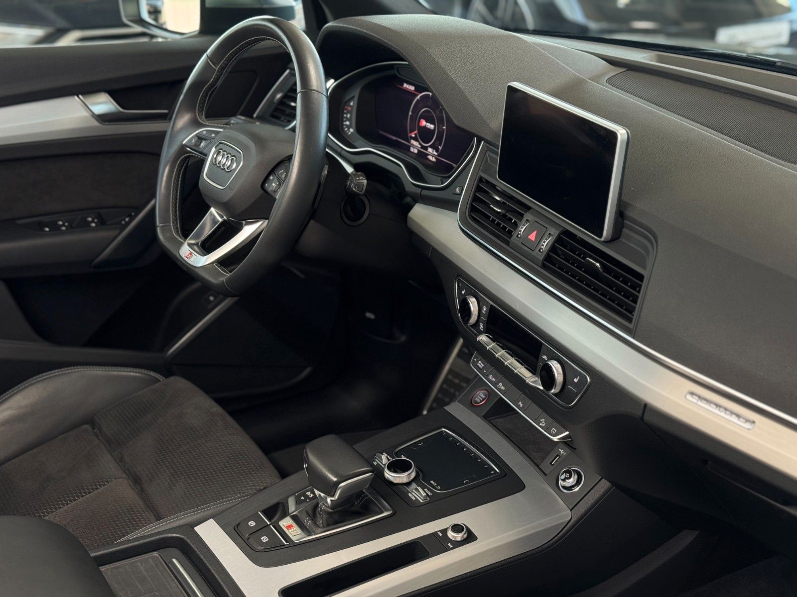 Fahrzeugabbildung Audi SQ5 3.0TDI quattro "Magnetic-Ride 3-Zonen-Klima"