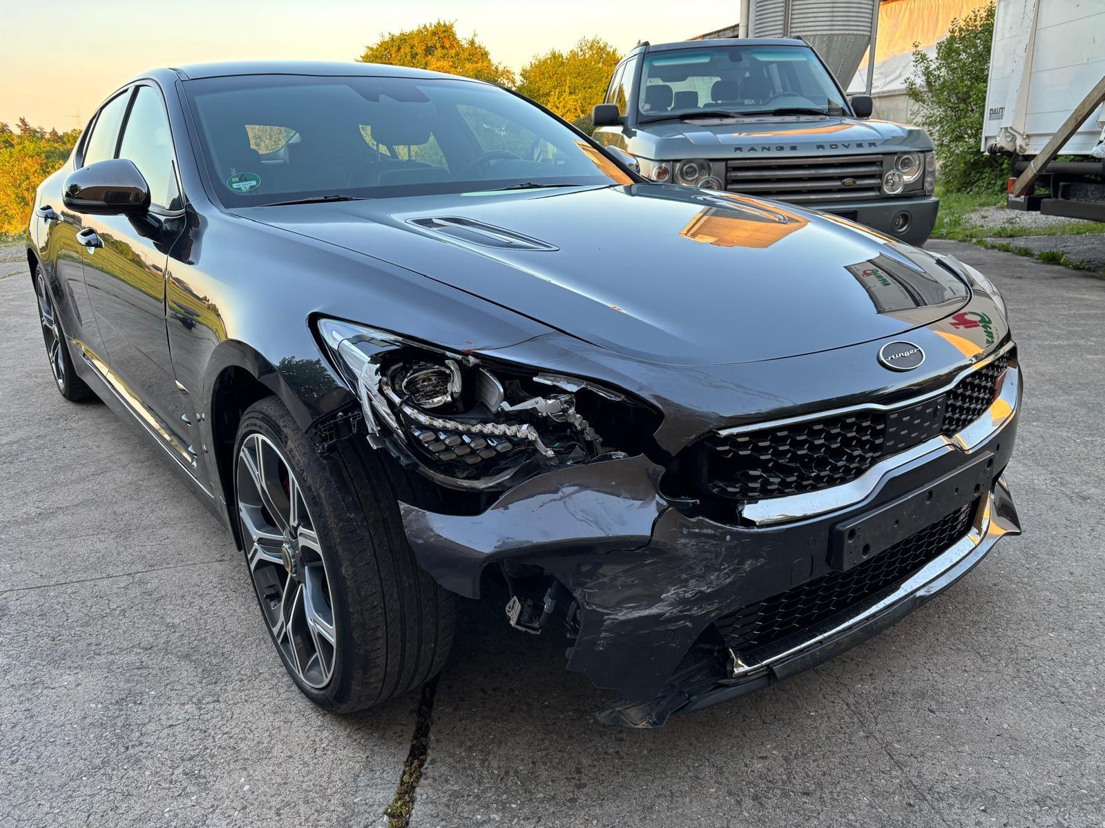 Kia Stinger GT 4WD Schaden vorne rechts