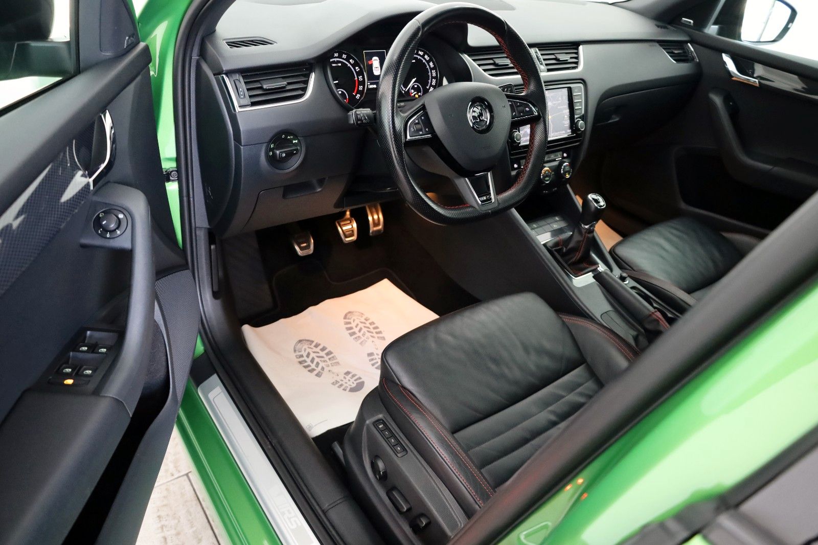 Fahrzeugabbildung SKODA Octavia Lim. RS,Leder,Navi,Bi-Xenon,SH,Panorama