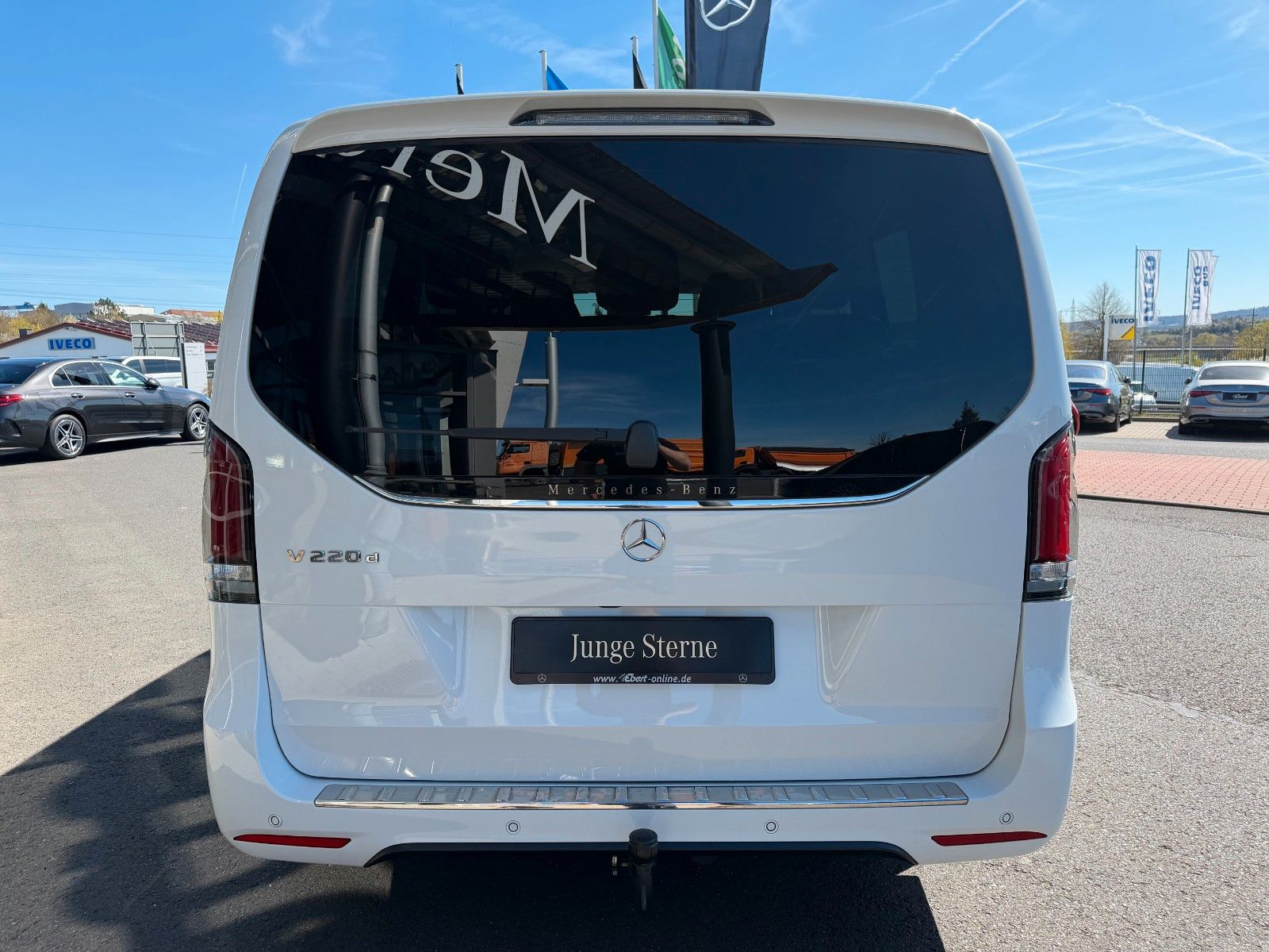 Fahrzeugabbildung Mercedes-Benz V 220 d STYLE AMG DISTRONIC AHK2,5to NIGHT Liege