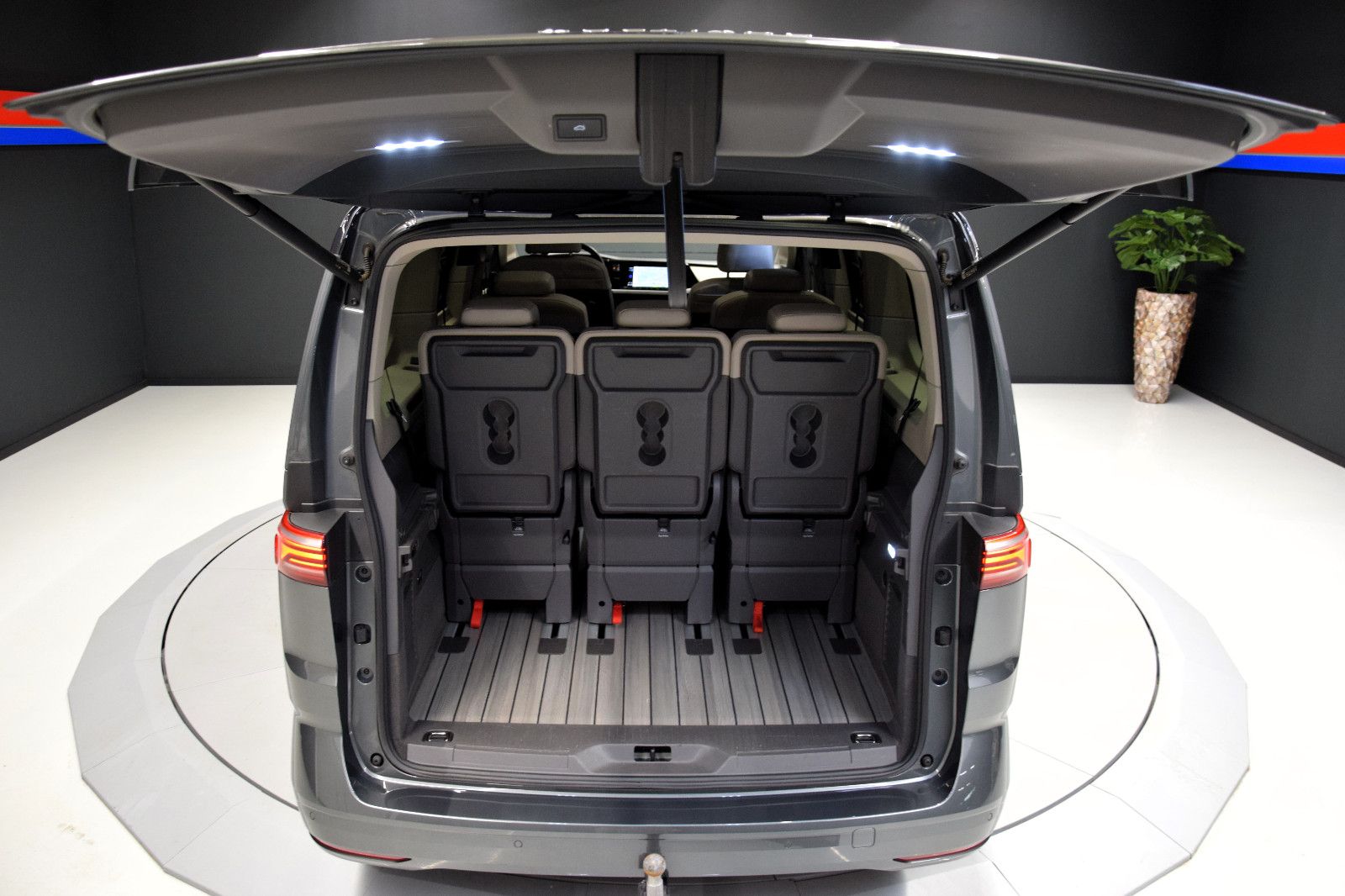 Fahrzeugabbildung Volkswagen T7 Multivan Edition lang Pano HuD AHK NP 77T€