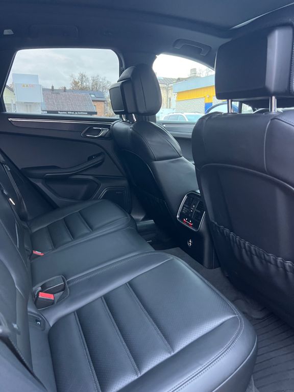 PORSCHE Macan 2023