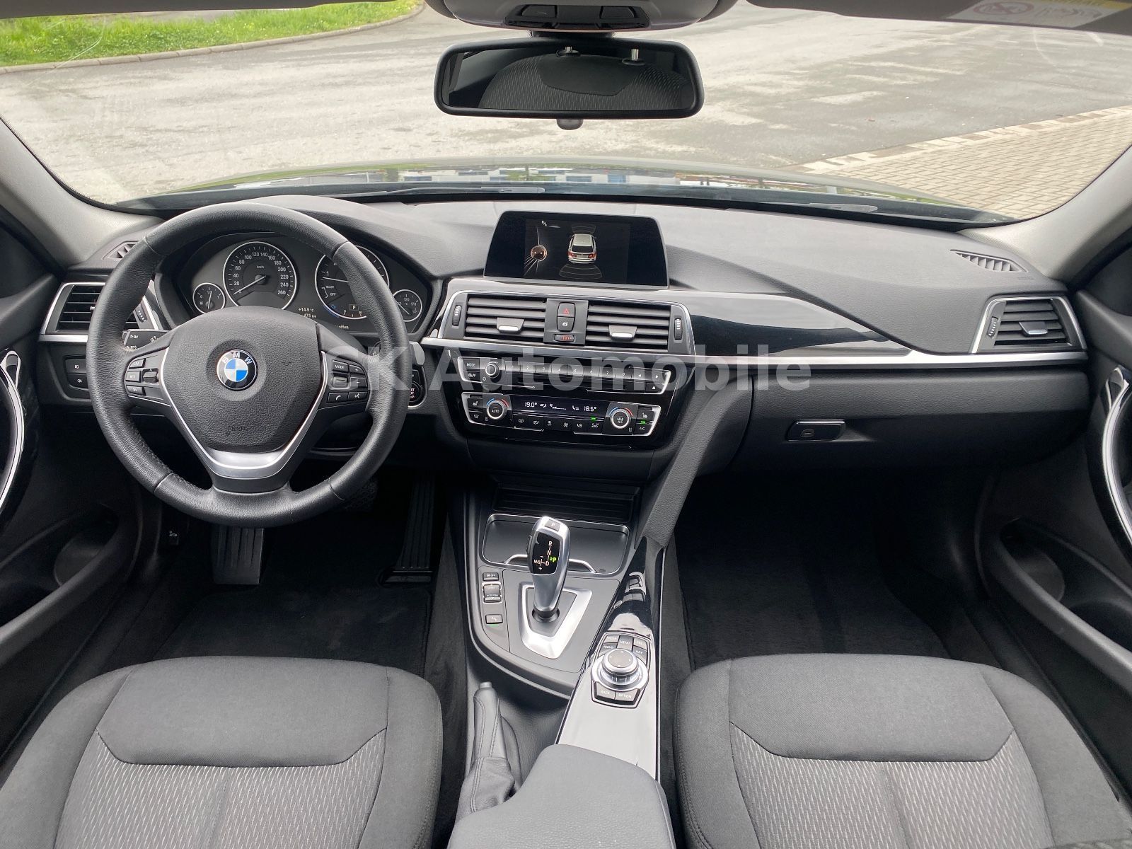 Fahrzeugabbildung BMW 320 I Touring Advantage Automatik/Navi/LED/PDC
