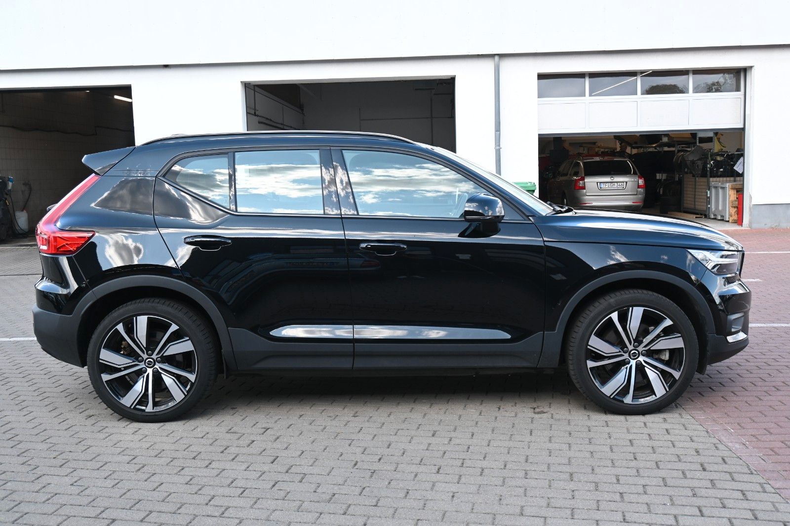 Fahrzeugabbildung Volvo XC40 BEV AWD R Design*H&K*FSHZG*RFK*WP*20Zoll*