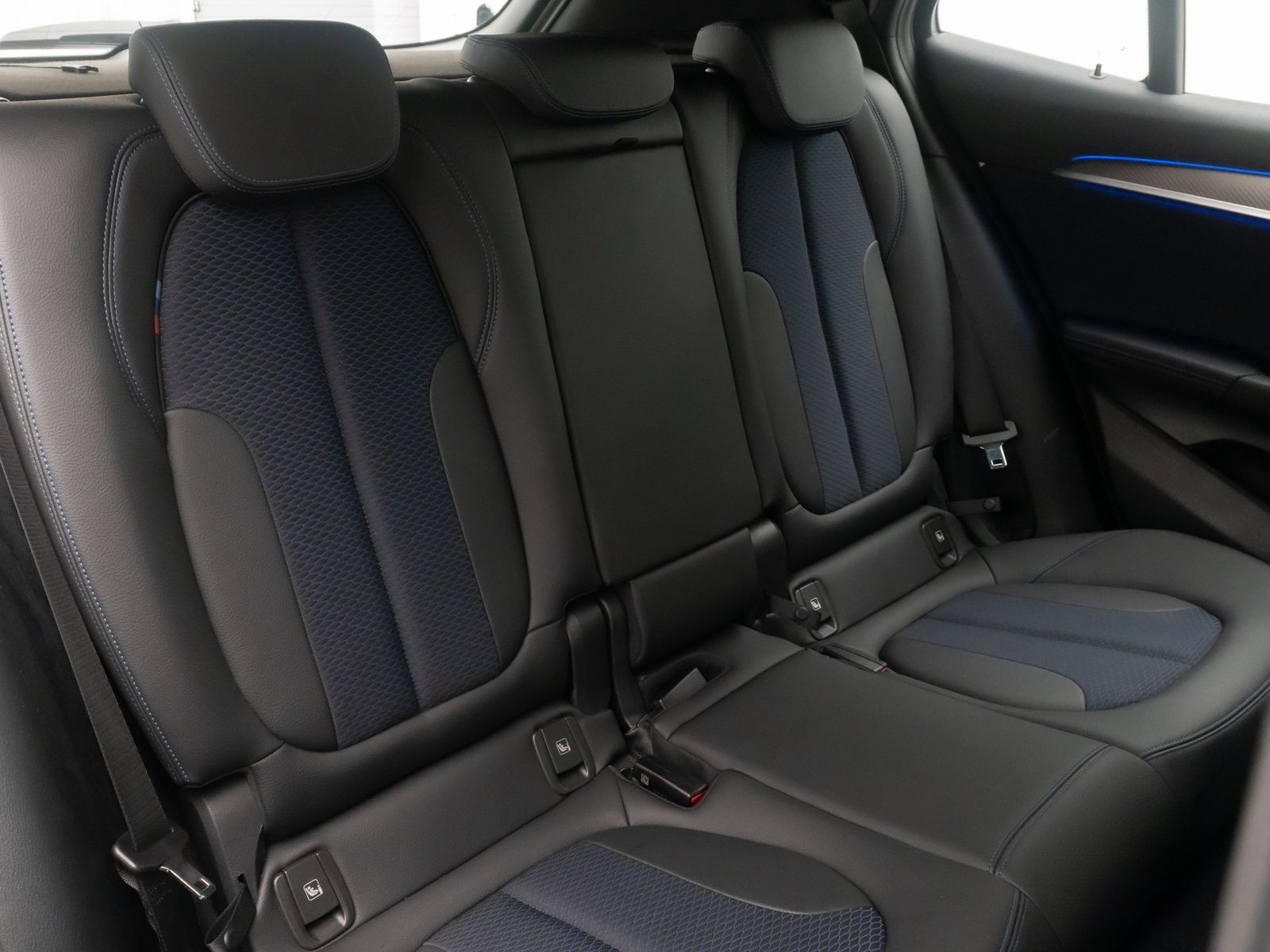 Fahrzeugabbildung BMW X2 sD18d M Sport DAB Kamera LED ParkAss Navi 19"