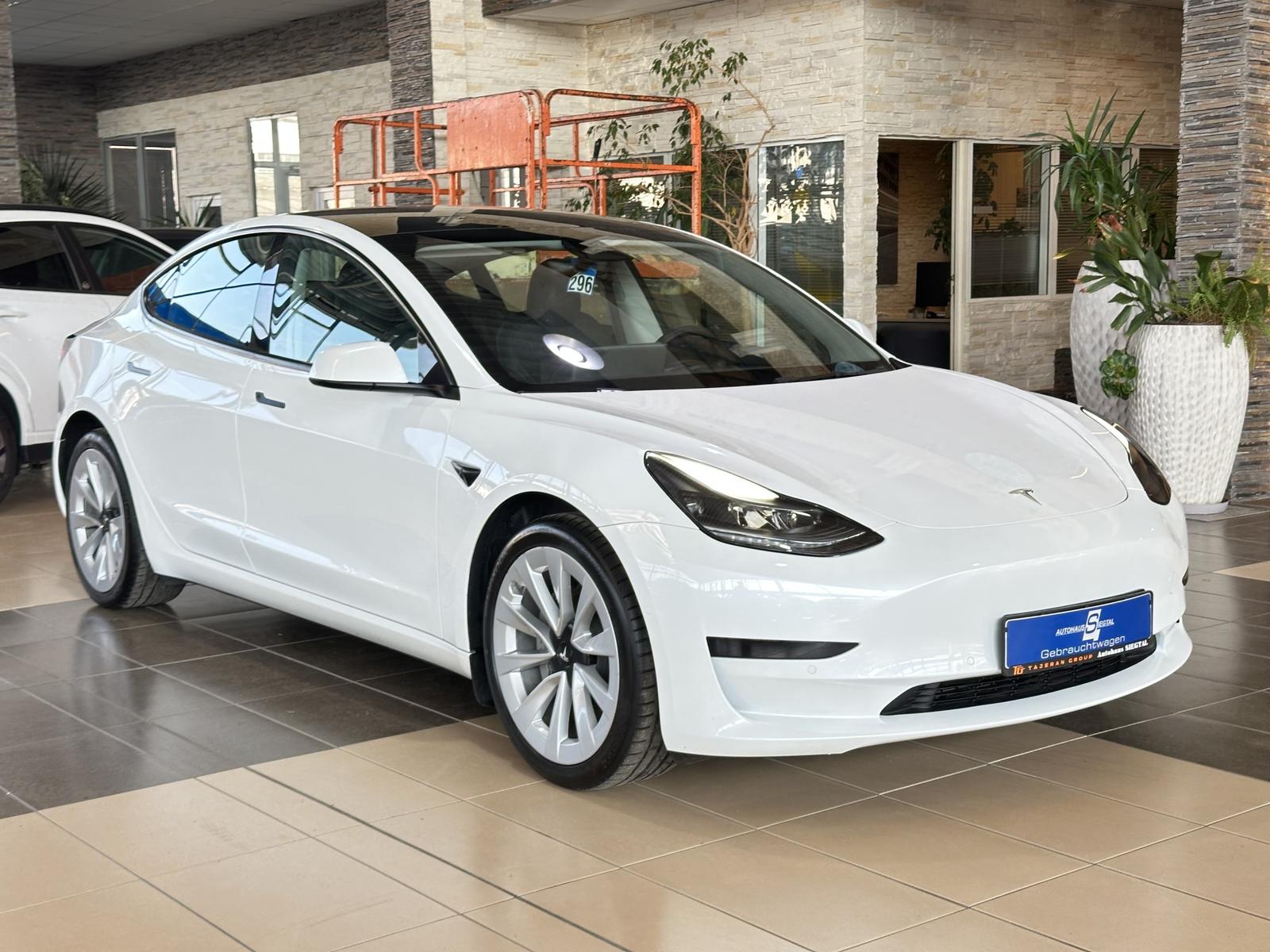 Tesla Model 3 Electric 2022 Sedan 283 CP Automată Alb
