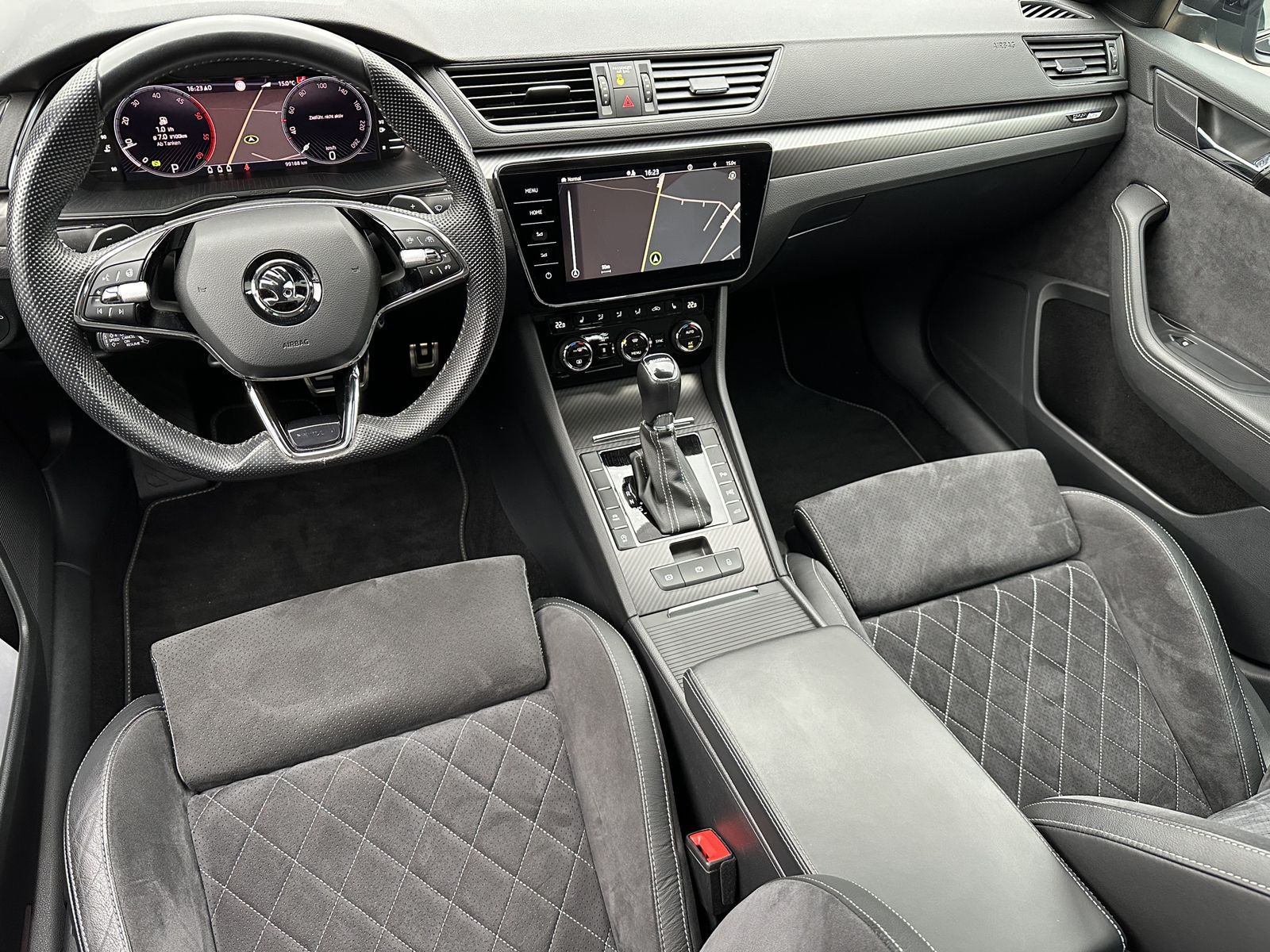Fahrzeugabbildung SKODA Superb Combi 2.0 TDI DSG Sportline NAV+LED+PANO