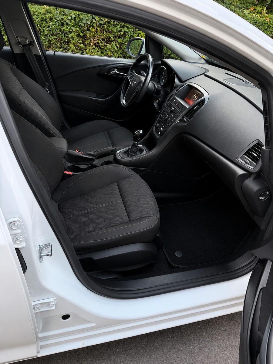 Opel Astra 2015 — photo 10