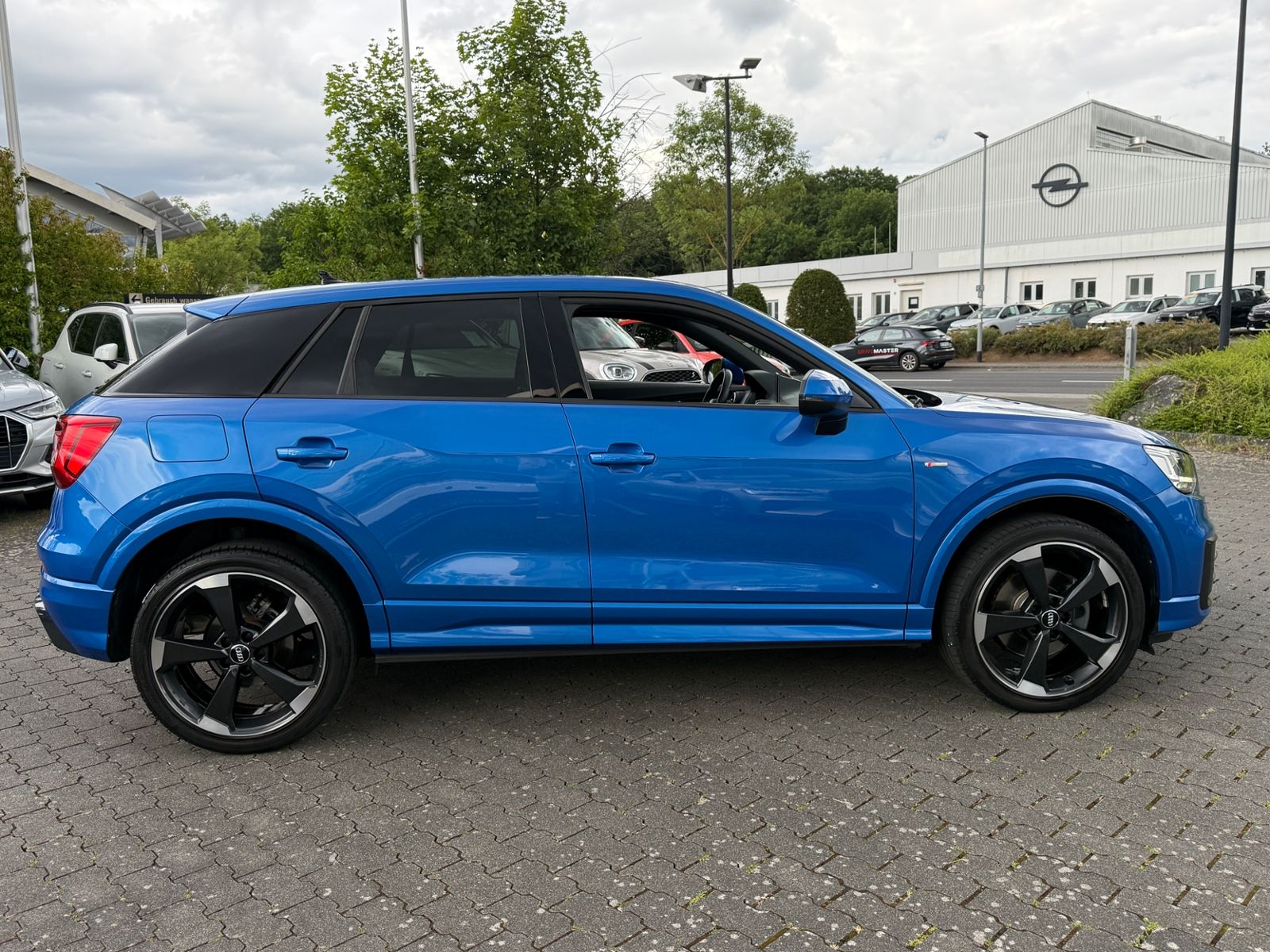 Fahrzeugabbildung Audi Q2 sport S line 35 TFSI KAM LED 19" Virtual