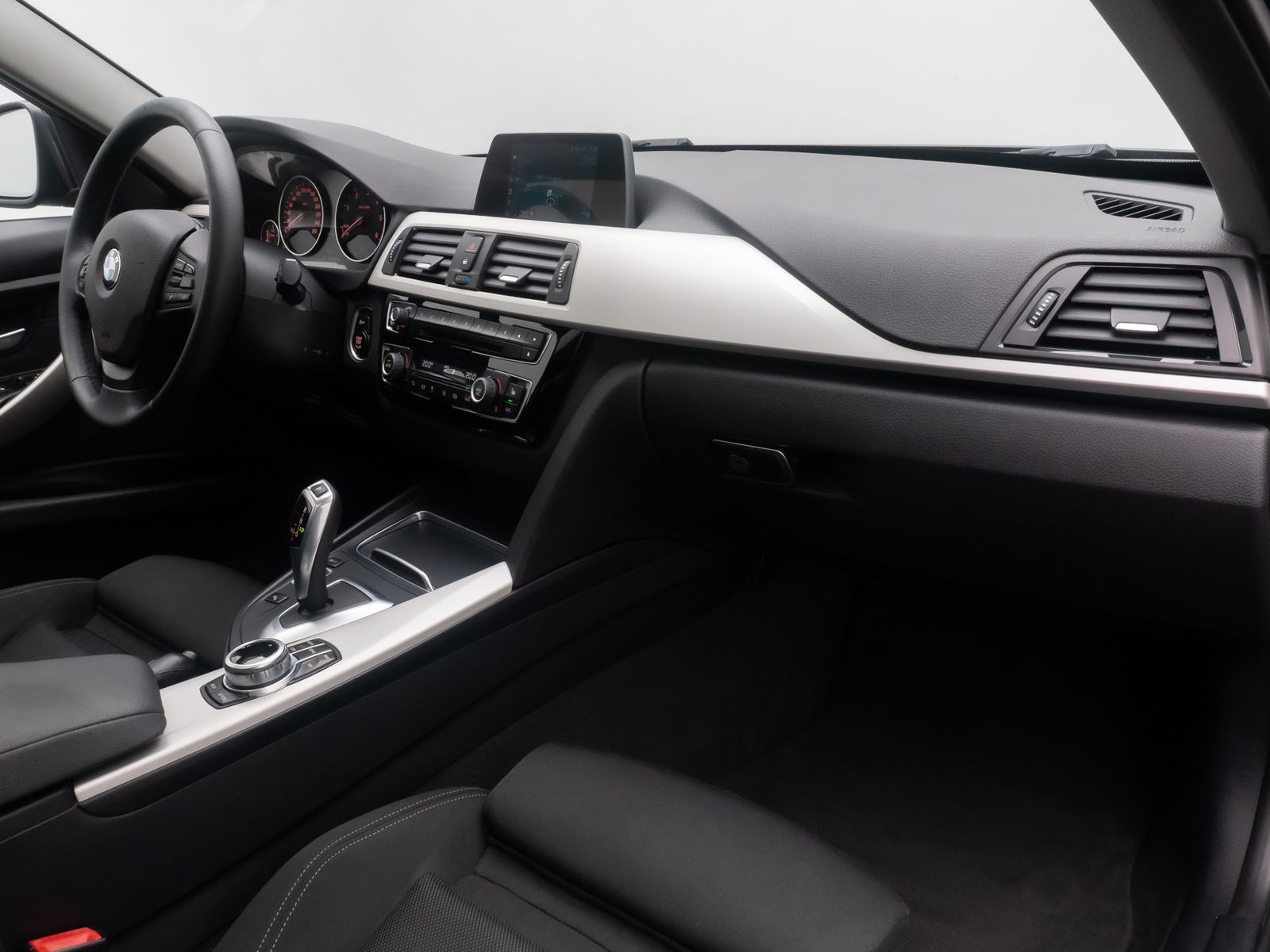 Fahrzeugabbildung BMW 320d GeschwindigReg PDC Panorama LED Sportsitz