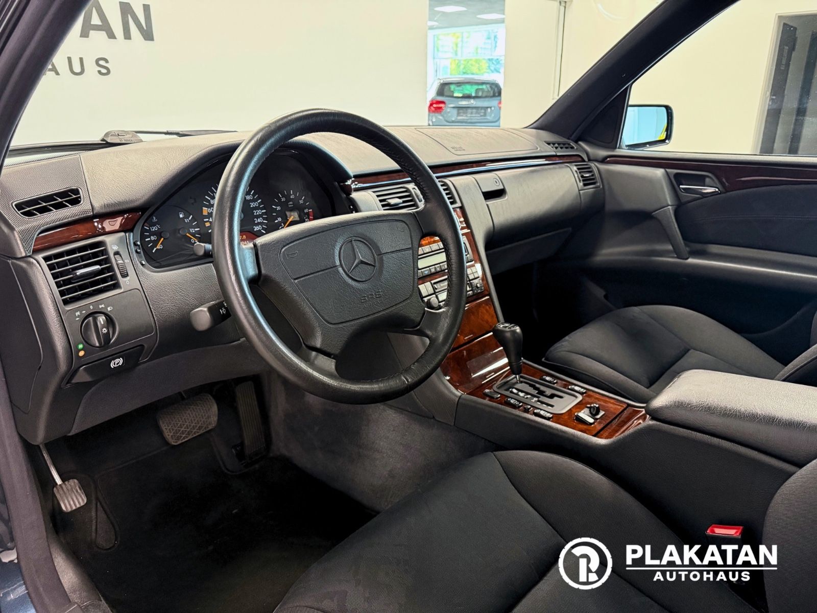 Fahrzeugabbildung Mercedes-Benz E 240 Xenon Automatik Klima V6 MB-Service