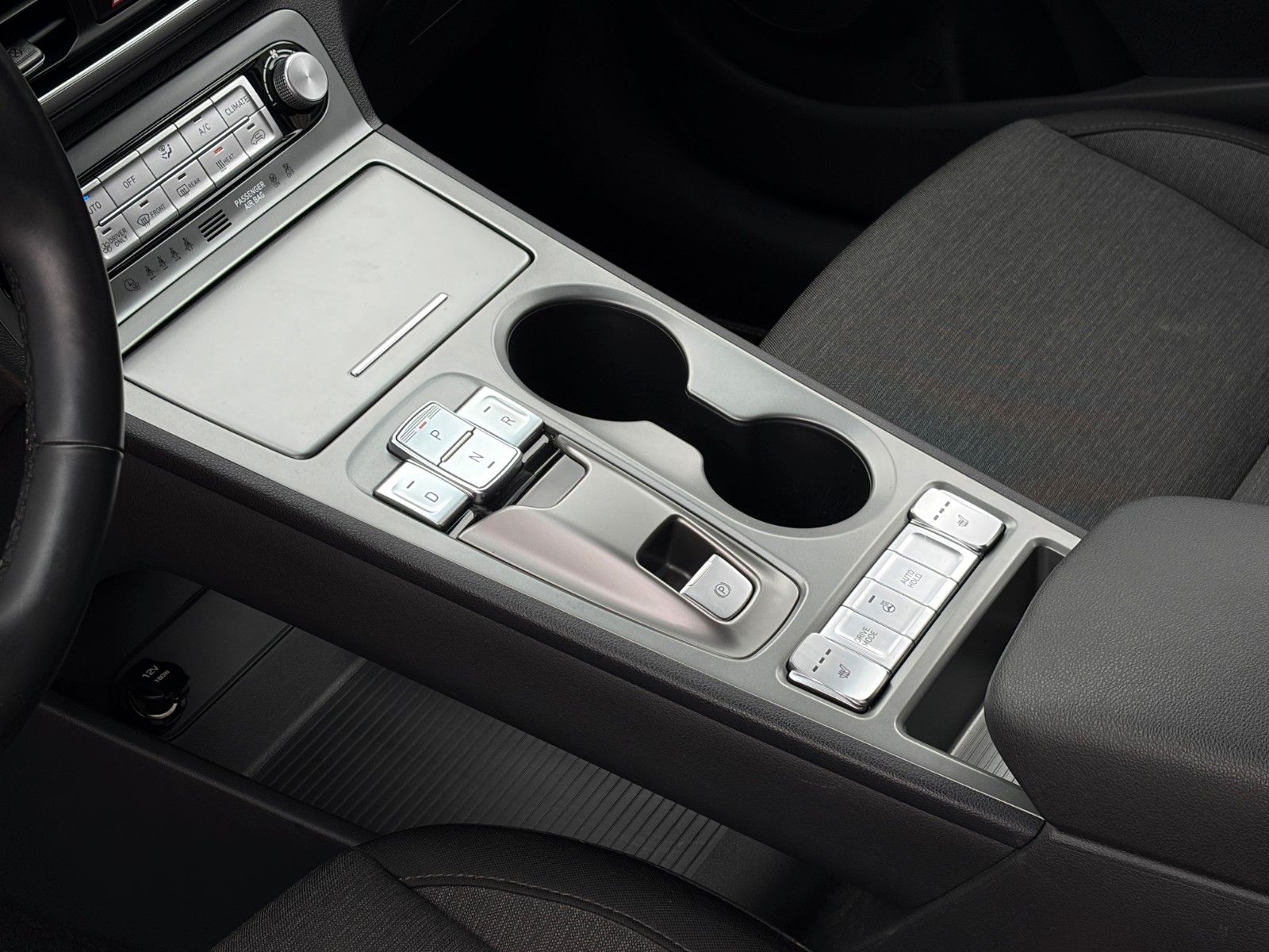 Fahrzeugabbildung Hyundai KONA E Select SHZ LHZ ACC PDC LFA LKA CAM CarPl.