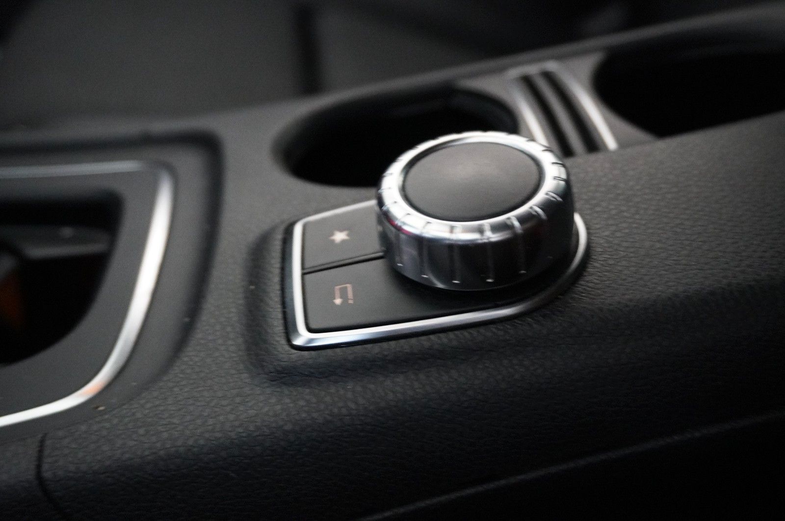 Fahrzeugabbildung Mercedes-Benz A 200 LIM. AMG LINE NAVI/LED/KAMERA/SPORT/SH/AHK