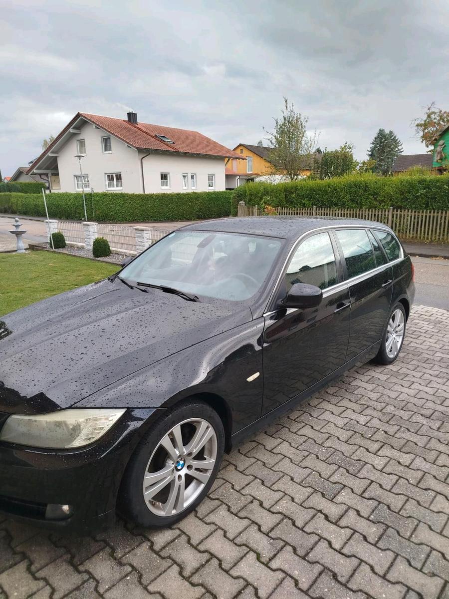 BMW 318 2012 — rear view