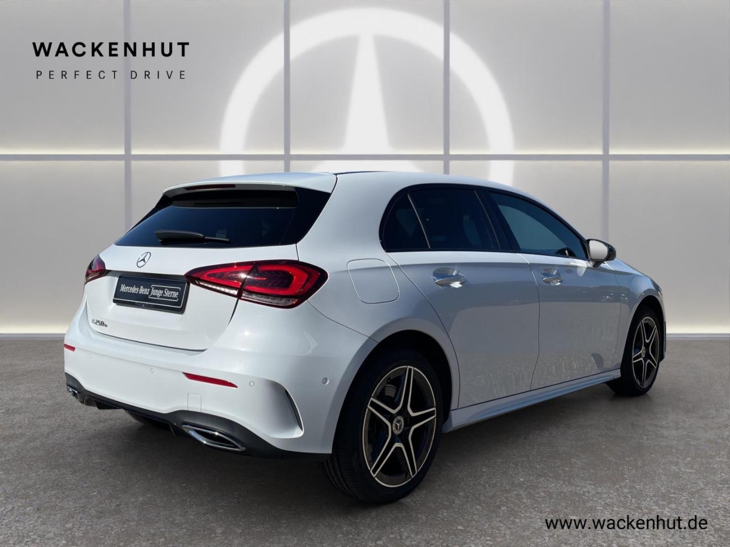 Mercedes-Benz A 250 e AMG*AHK*PANO*RFK*NAVI*LED
