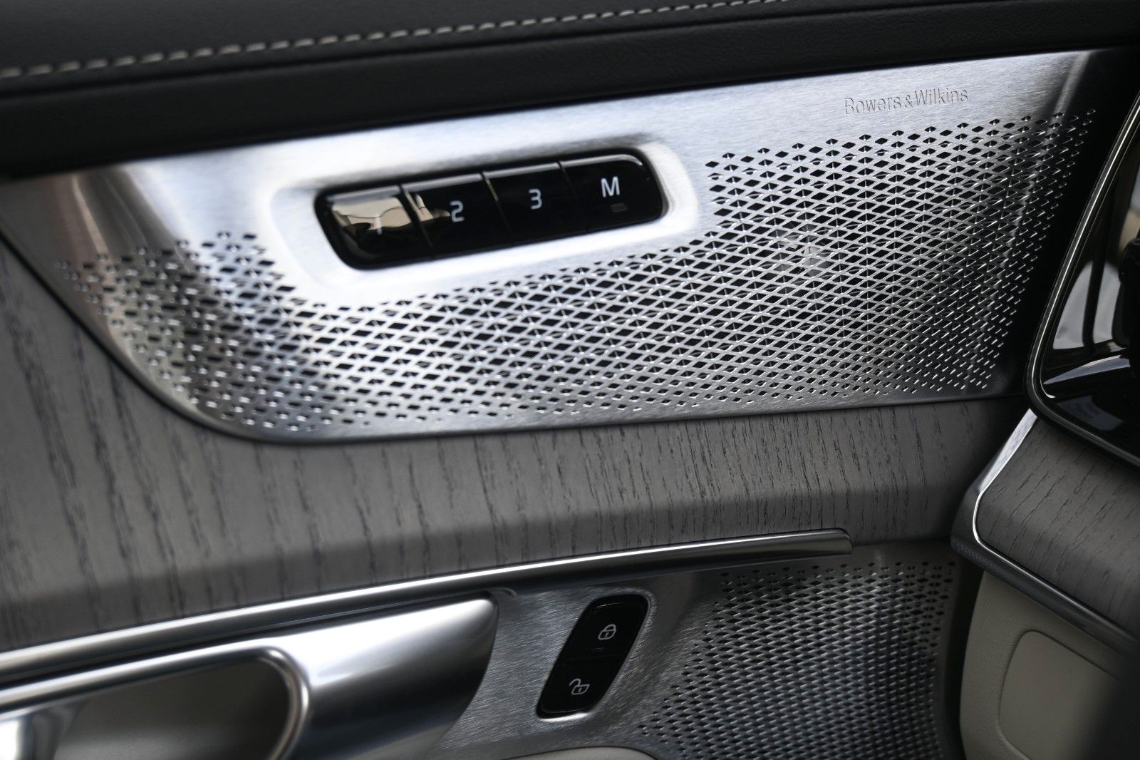 Fahrzeugabbildung Volvo XC90 T8 0,5% UltraBlack*STDHZG*360°*LUFT*ACC*AHK