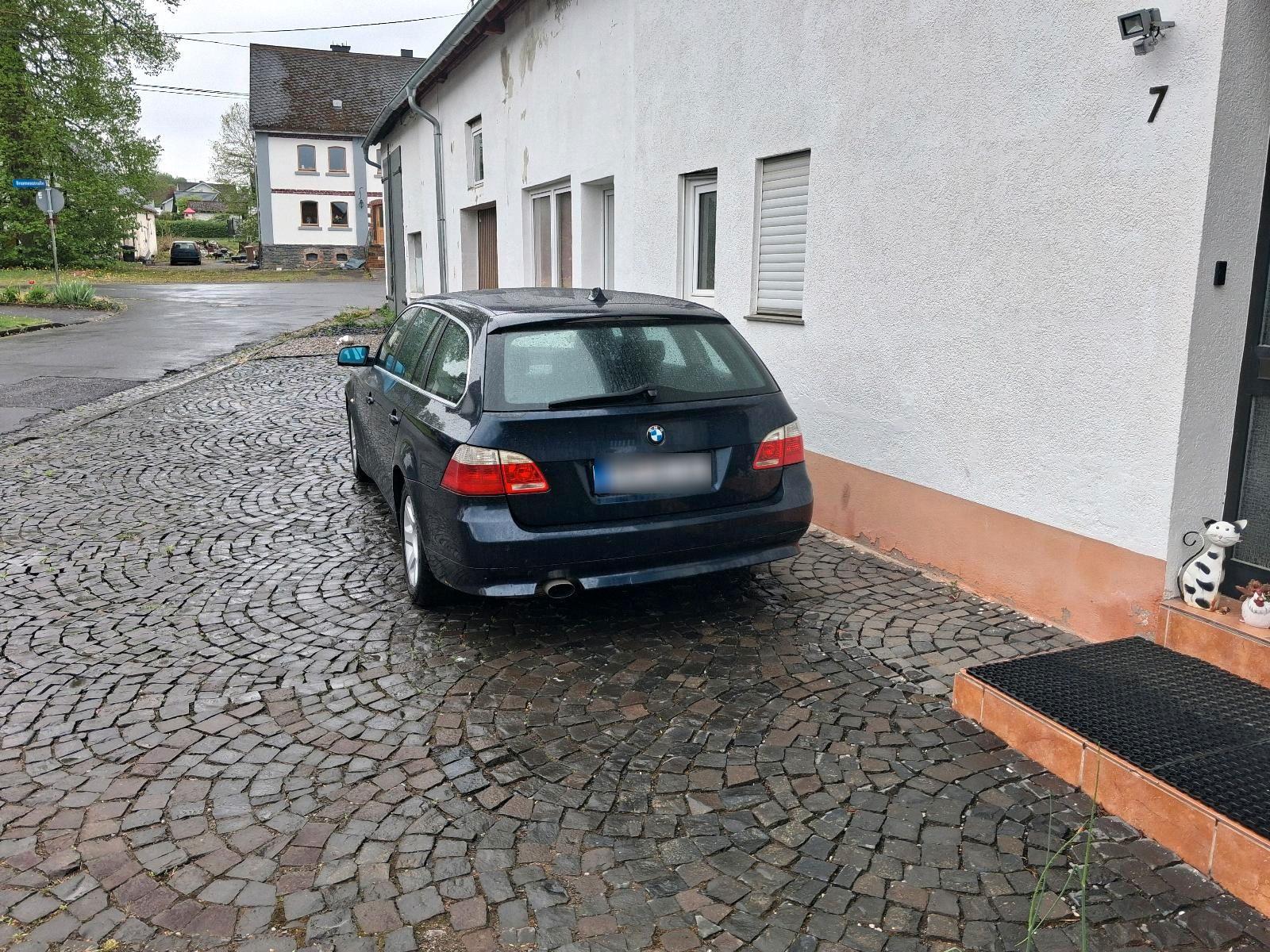 BMW 520 2006 — rear view