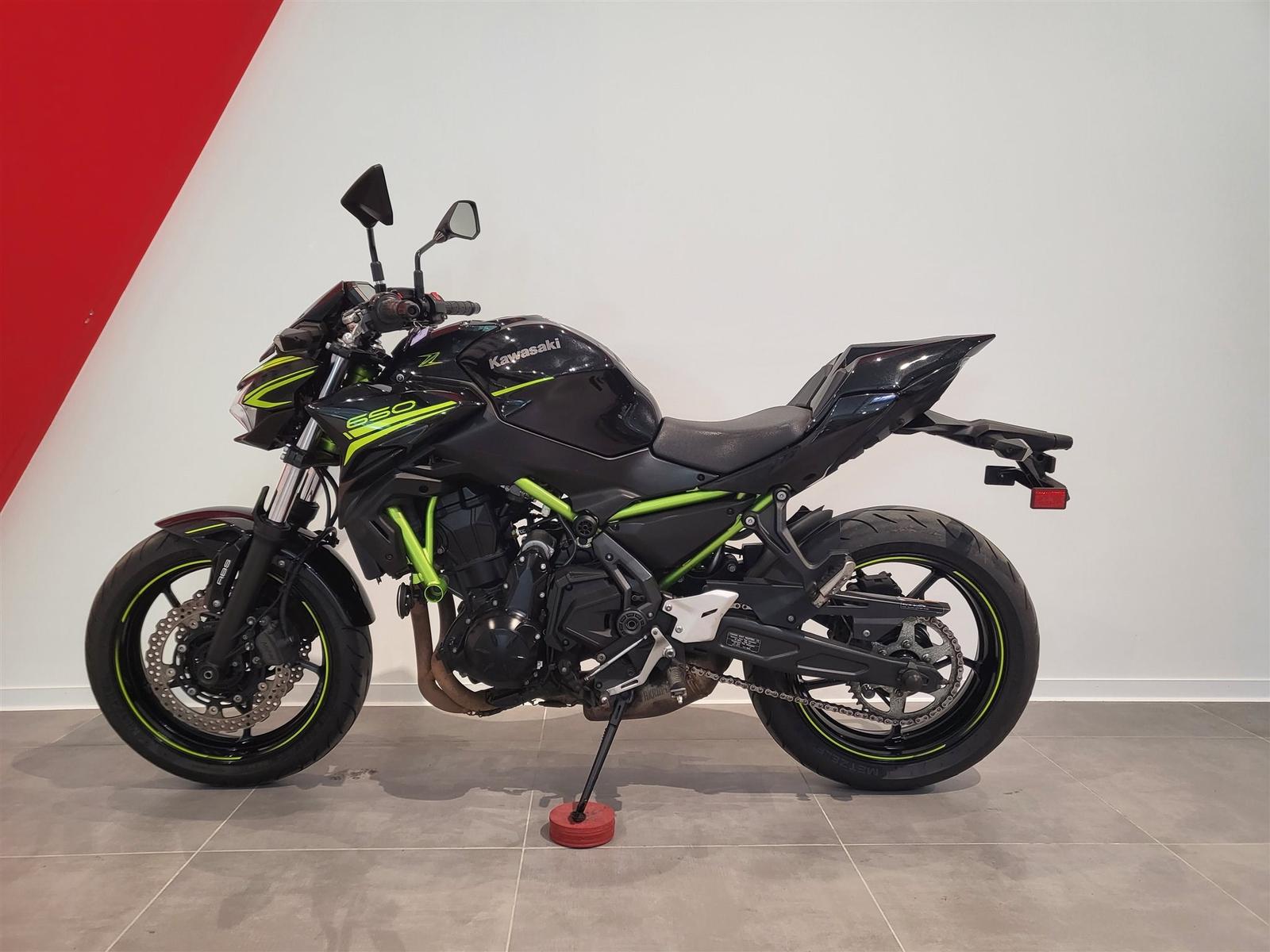 Kawasaki Z650 1. Hand, Akrapovice Auspuff!
