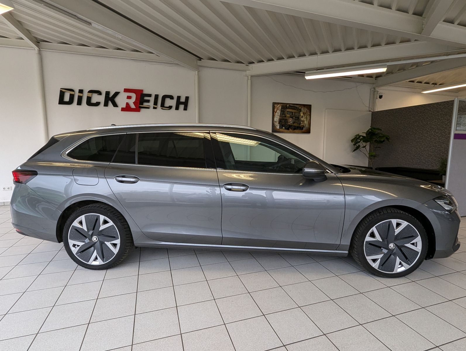 Fahrzeugabbildung SKODA Superb 2.0TDI DSG 4x4 Pano Matrix ACC AHK 5J Gar