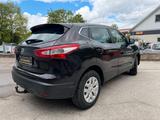 Nissan Qashqai Visia - mit Benzin-Antrieb: Violett, Geländewagen