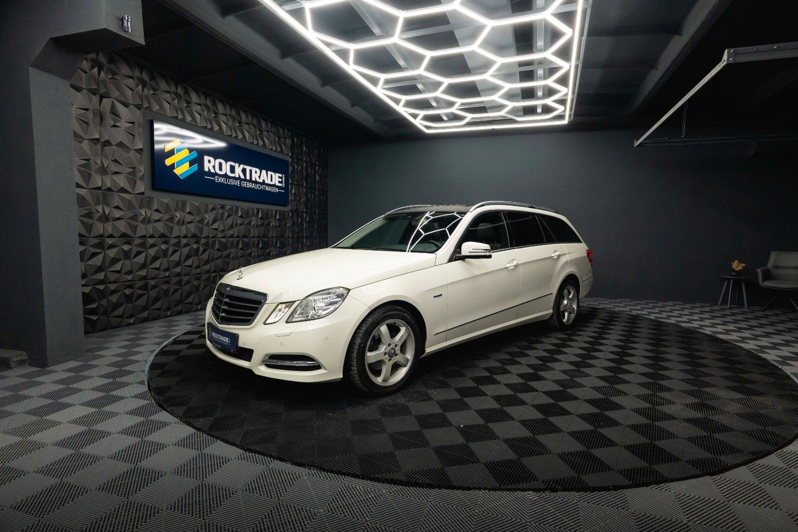 Fahrzeugabbildung Mercedes-Benz E 220 T CDI BlueEfficiency Avantgarde *Bi-Xenon*