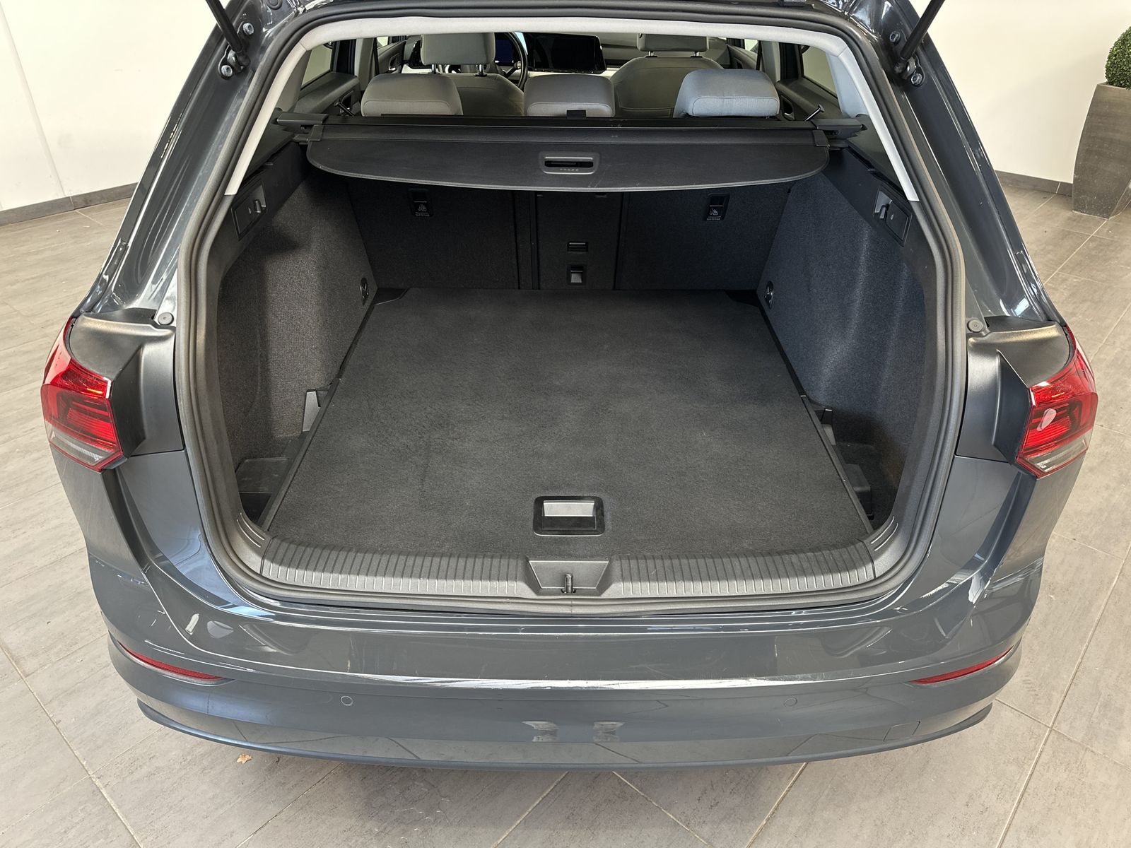 Fahrzeugabbildung Volkswagen Golf Variant 2.0 TDI Life NAV+LED+KAM+VCOCK+HUD