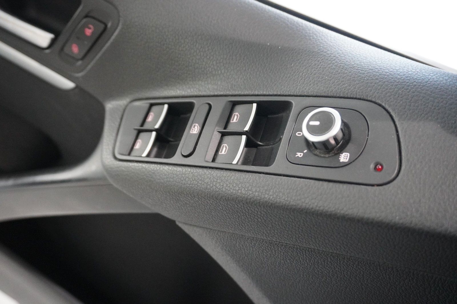 Fahrzeugabbildung Volkswagen Tiguan 2.0D LIFE KLIMA/SHZ/PDC/AUX/NEBEL