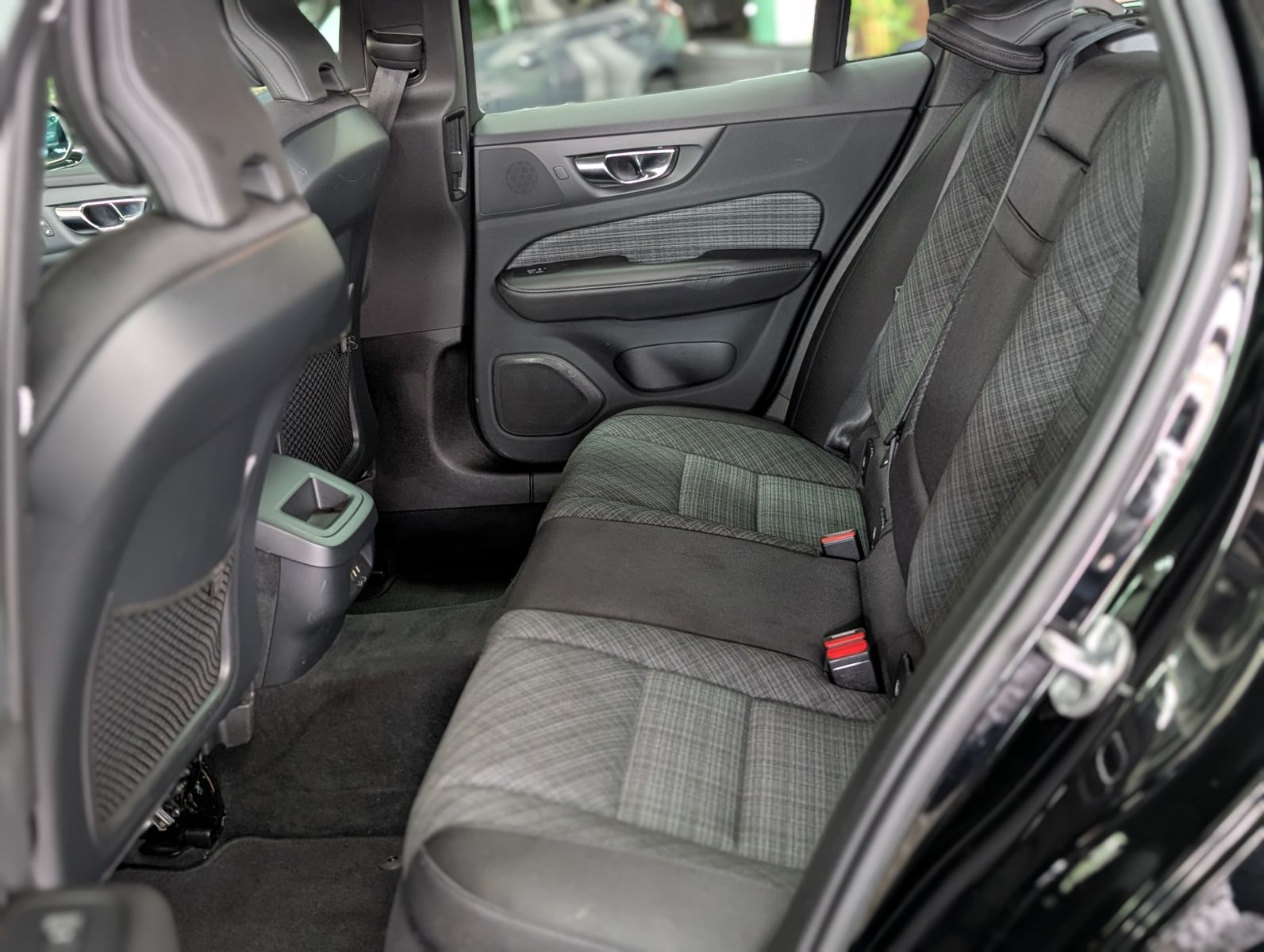 Fahrzeugabbildung Volvo V60 B3 Core 2.0Turbo MHEV VIRT LED APP SOUND AHK
