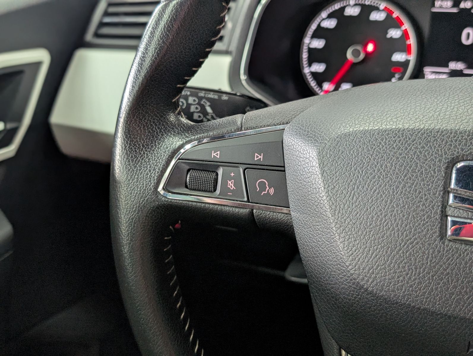Fahrzeugabbildung SEAT Arona Xcellence FULL-LINK LED KESSY SHZ TEMP ALU