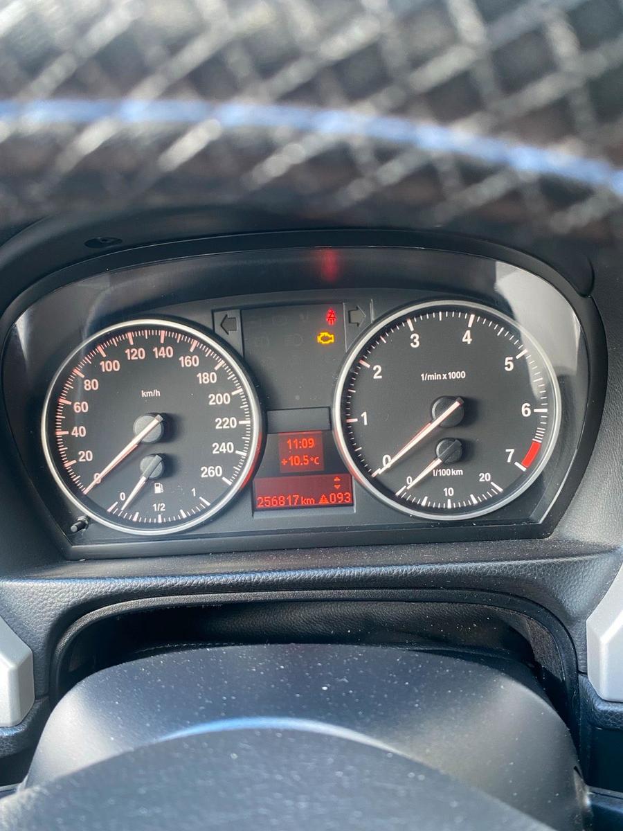 BMW 318 2010 — photo 8