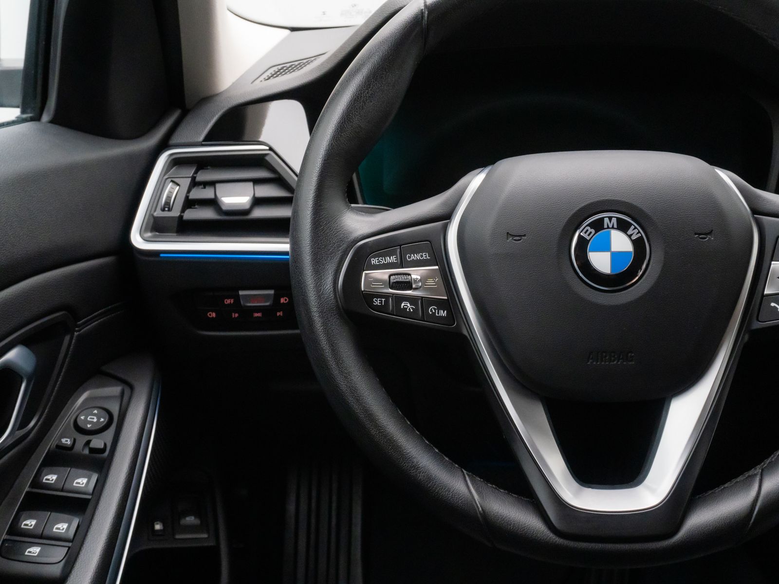 Fahrzeugabbildung BMW 330e xD Alarm DAB Komfort WLAN PDC Sport Leder