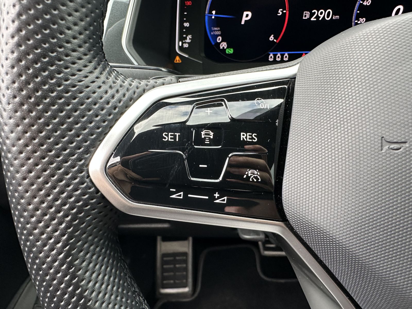 Fahrzeugabbildung Volkswagen Tiguan 2.0 TDI DSG R-Line Black NAV+LED+ACC