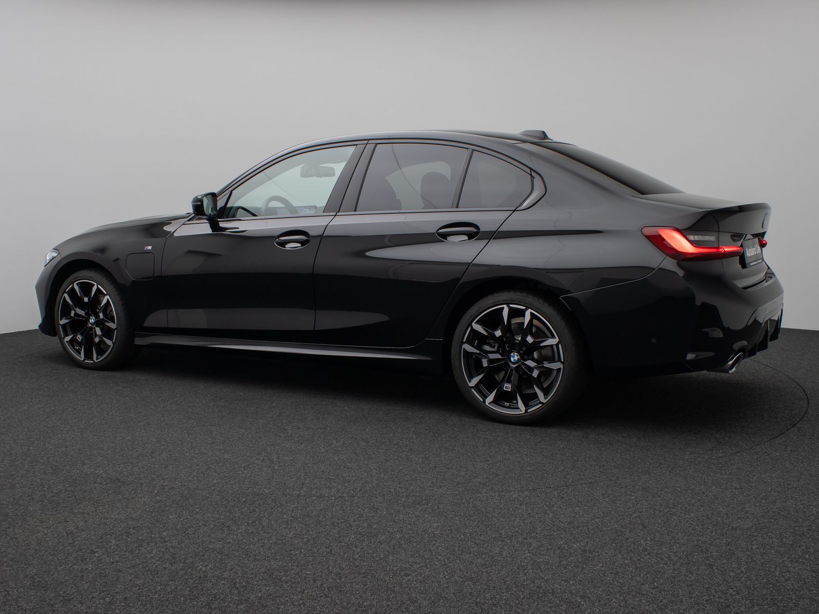 Fahrzeugabbildung BMW 330e M Sport 360°HUD DAB H/K Alarm ParkAs 19Zoll