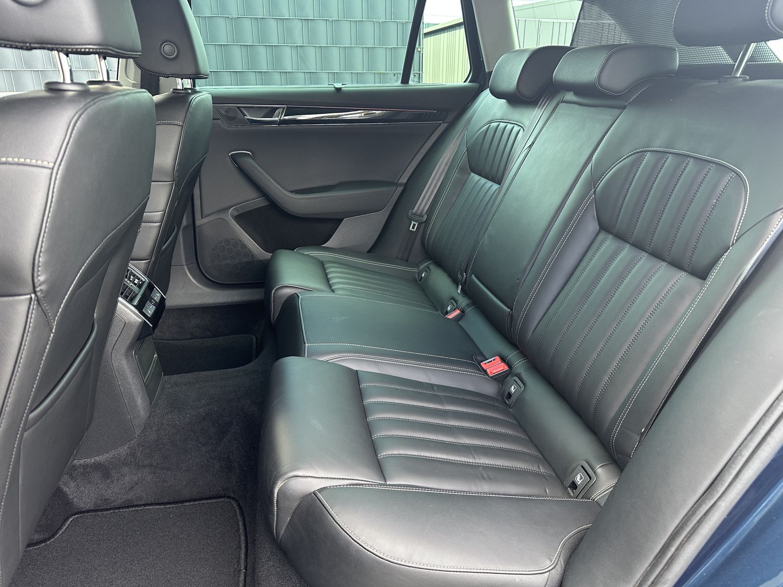 Fahrzeugabbildung SKODA Superb Combi 1.4 TSI iV DSG L&K NAV+LED+AHK+360°