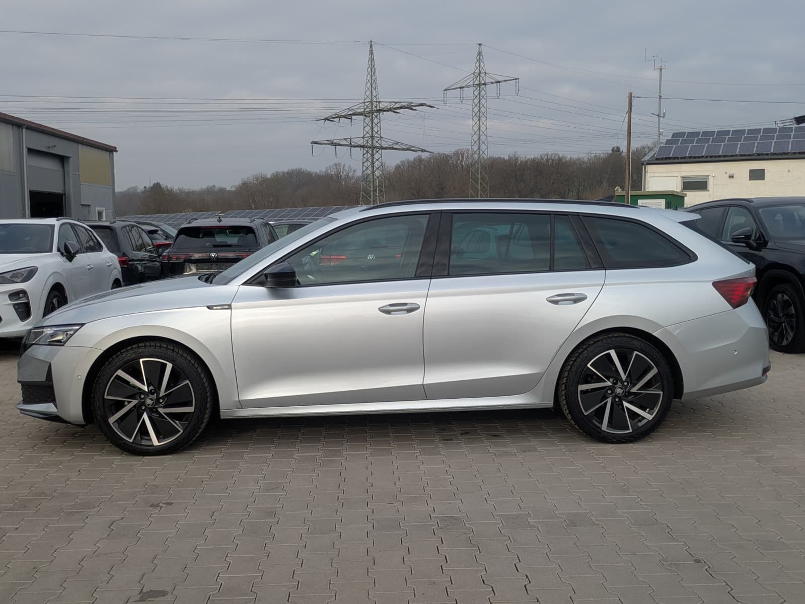 Fahrzeugabbildung SKODA Octavia 1.5 DSG Sportline PANO*MATRIX*AHK*5J.GAR