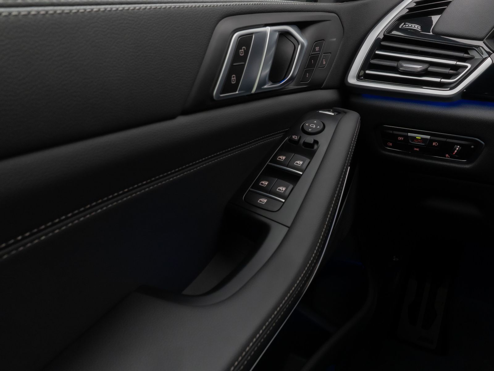 Fahrzeugabbildung BMW X5 xD30d M Sport Panorama 360°Laser HUD DAB HiFi