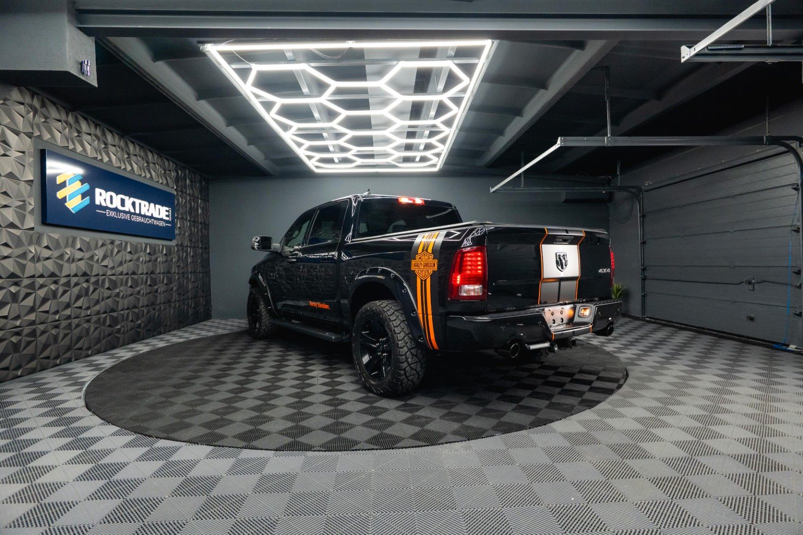 Fahrzeugabbildung Dodge RAM 5.7 V8 HEMI 4x4 OFFROAD Night HarleyDavidson