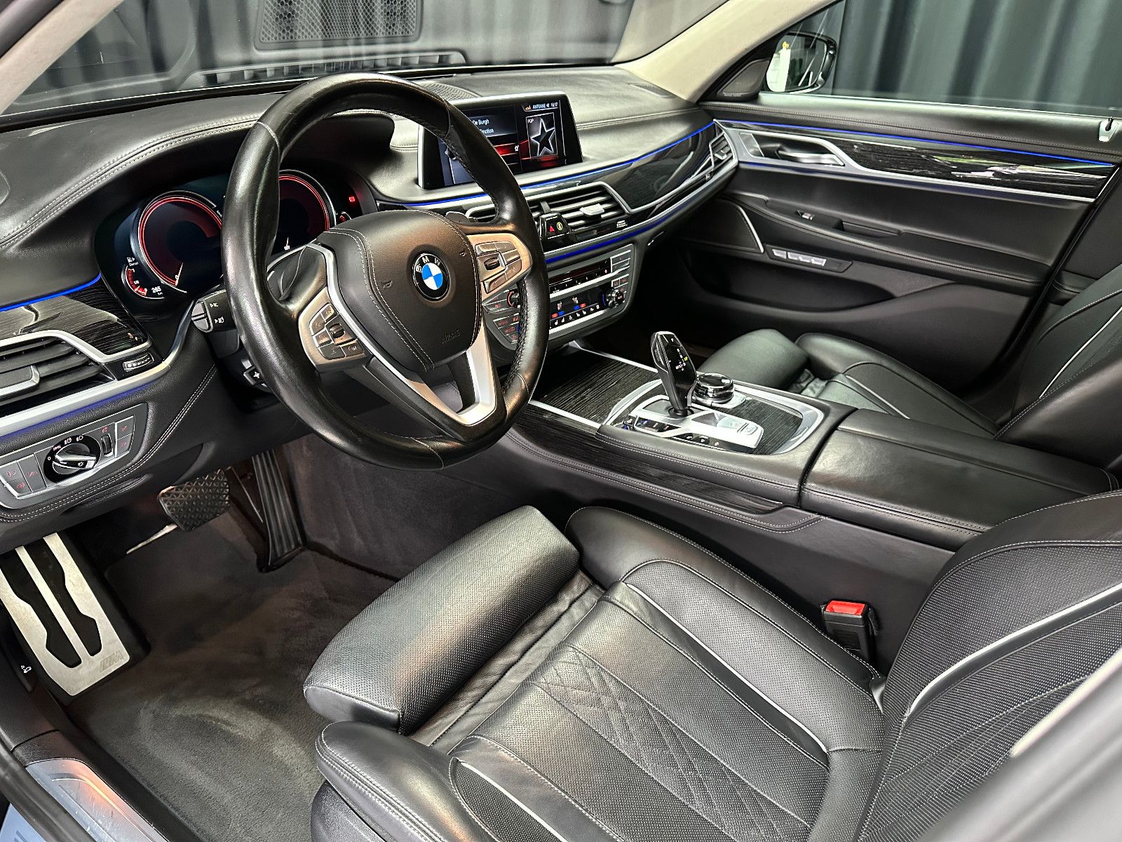 Fahrzeugabbildung BMW 750d*M-PAKET*REMOTE-PARK*MASSAGE*STANDHEIZ*VOLL