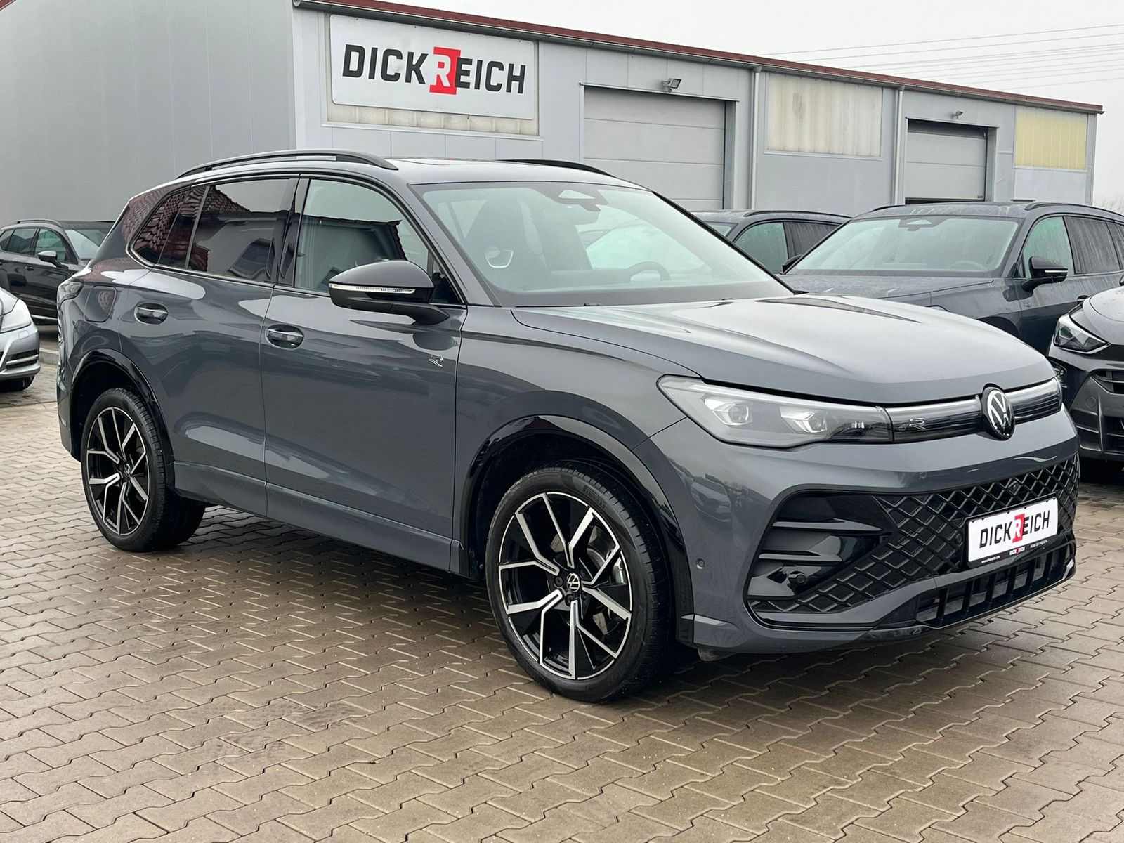 Fahrzeugabbildung Volkswagen Tiguan 2.0 TDI 4M R-Line PANO*H&K*AHK*MATRIX*20"