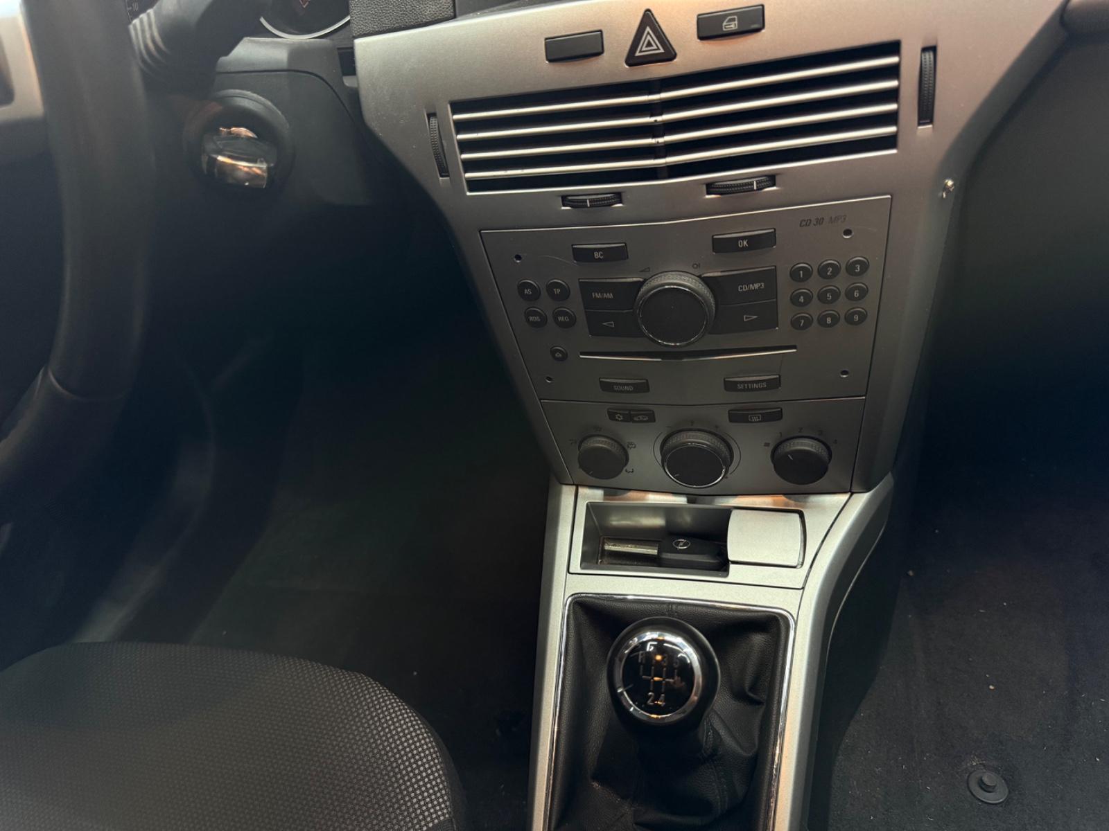 Opel Astra 2009 — photo 12