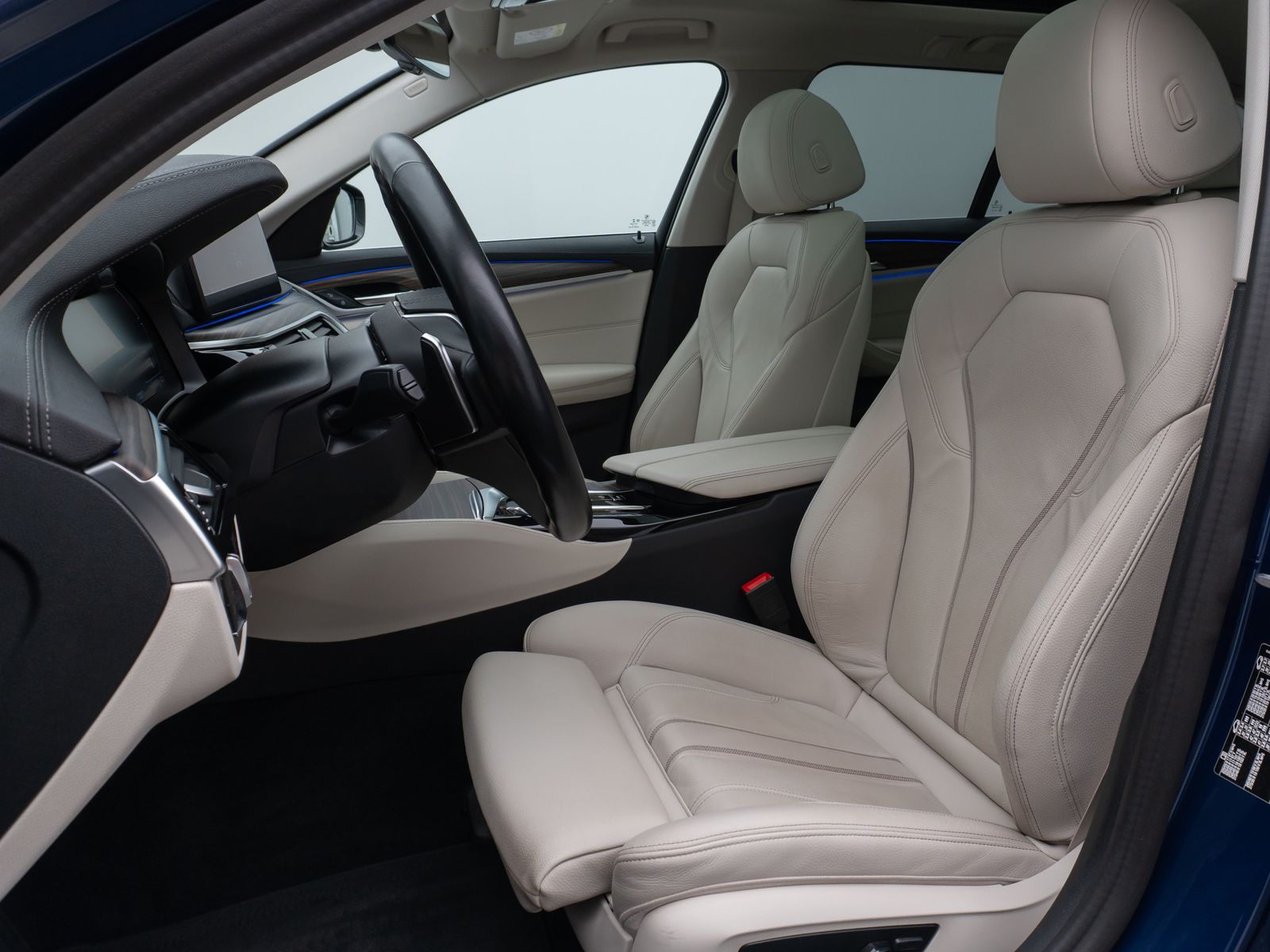 Fahrzeugabbildung BMW 530d Luxury Line Panorama Kamera HUD DAB Sport