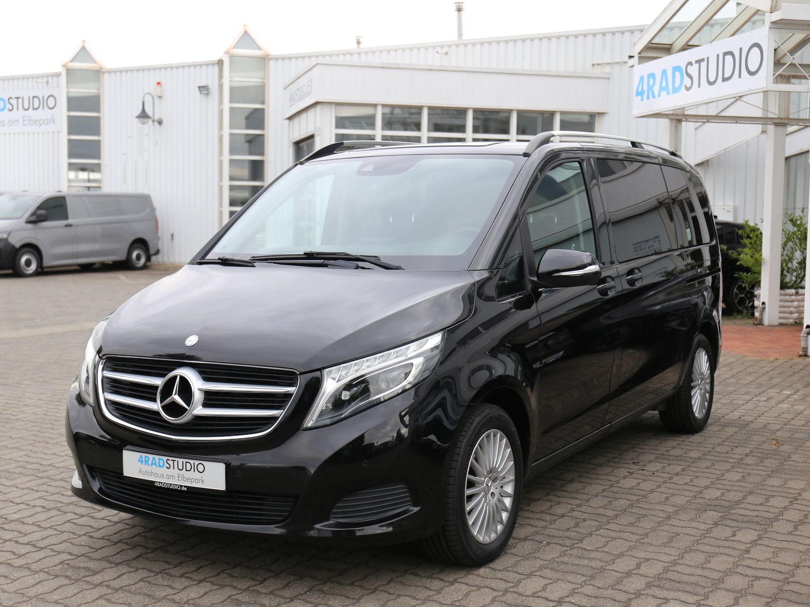 Mercedes V 220 - 1