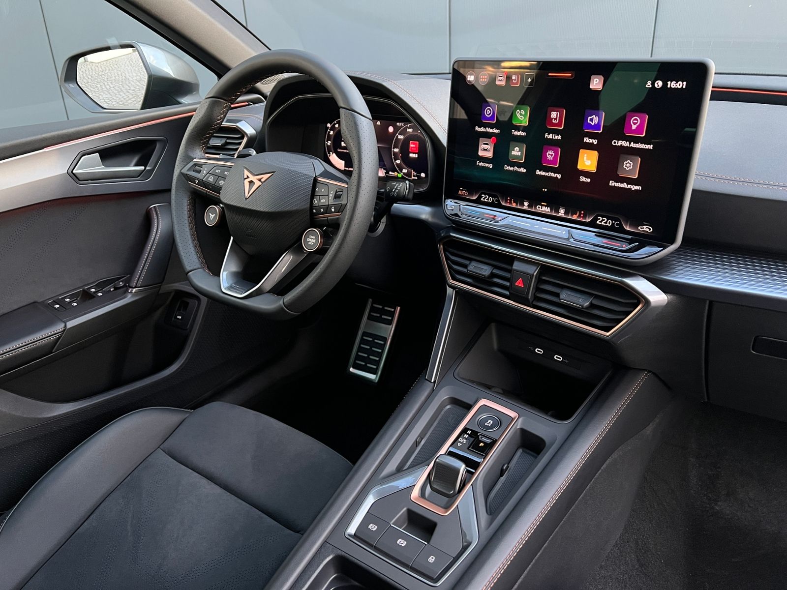 Fahrzeugabbildung CUPRA Leon Sportstourer VZ 2.0 TSI DSG 4Drive *AHK, LE